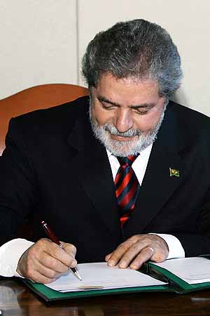 Lula sanciona uma lei: 80% do que é aprovado pelo Congresso é de iniciativa do Poder Executivo